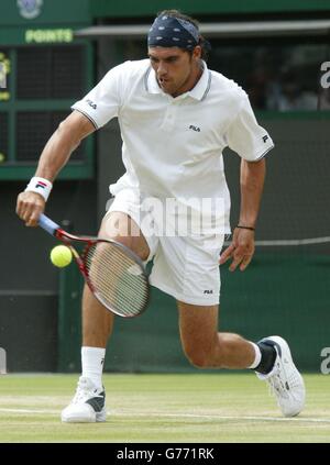 SOLO PER USO EDITORIALE, NESSUN USO COMMERCIALE. Mark Philippoussis, Australia, in causa contro Richard Krajicek, dei Paesi Bassi, presso la Corte 1 di Wimbledon. Foto Stock