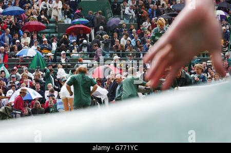 La pioggia smette di giocare a Wimbledon Foto Stock