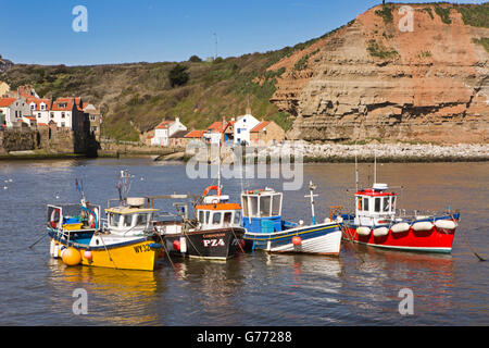 Regno Unito, Inghilterra, Yorkshire, Staithes, barche da pesca ormeggiate nel porto Foto Stock