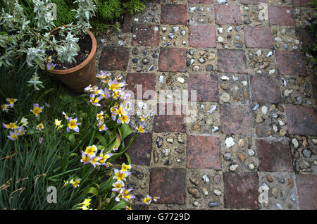 Modello di pavimentazione su un percorso presso la casa del clero a Alfriston, East Sussex, Regno Unito. Foto Stock