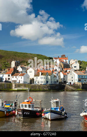 Regno Unito, Inghilterra, Yorkshire, Staithes, barche da pesca ormeggiate nel porto Foto Stock