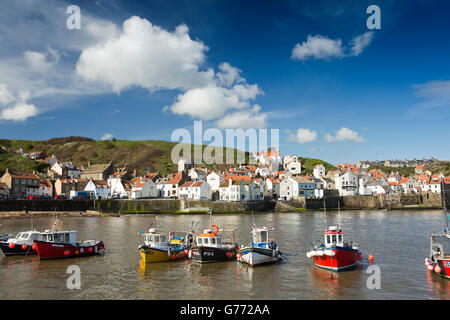 Regno Unito, Inghilterra, Yorkshire, Staithes, barche da pesca ormeggiate nel porto Foto Stock
