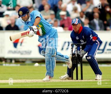 Sachin Tendulkar in India colpisce all'attacco dell'Inghilterra mentre il guardiano inglese Alec Stewart guarda a Chester-le-Street, Durham, durante la Natwest One Day Series International. Foto Stock