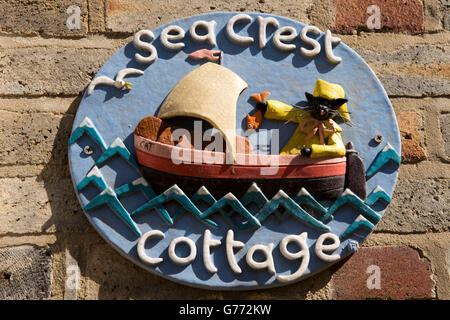 Regno Unito, Inghilterra, Yorkshire, Staithes, High Street, Mare Crest Cottage, fatti a mano in ceramica segno della casa Foto Stock