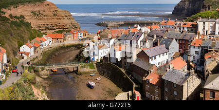 Regno Unito, Inghilterra, Yorkshire, Staithes, elevati vista panoramica e Staithes Beck dalla Banca Cowbar Foto Stock