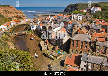 Regno Unito, Inghilterra, Yorkshire, Staithes, vista in elevazione e Staithes Beck dalla Banca Cowbar Foto Stock