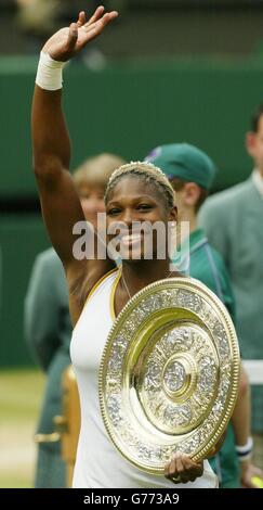 SOLO PER USO EDITORIALE, NON PER USO COMMERCIALE. Serena Williams degli Stati Uniti detiene il trofeo dopo aver battuto la sorella Venus nella finale delle Singles femminili a Wimbledon. È la prima volta in 118 anni che le suore si sono incontrate nella finale a Wimbledon. Serena trionfò in straight sets 7:6/6:3. Foto Stock