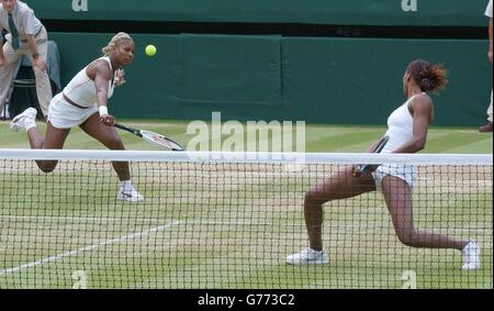 , NESSUN USO COMMERCIALE. Serena (a sinistra) e sua sorella Venus Williams degli Stati Uniti giocano la loro semi-finale Ladies' Doubles a meno di due ore dopo essersi giocati l'un l'altro nella finale di Ladies' Singles a Wimbledon. * e' la prima volta in 118 anni che le suore si sono incontrate in finale a Wimbledon. Serena ha vinto in serie 7:6/6:3. I loro due avversari furono Anna Kournikova dalla Russia e Chanda Rubin dall'America. Foto Stock