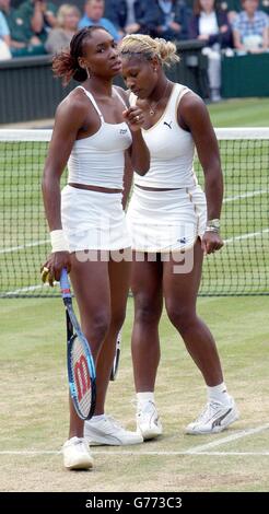 , NESSUN USO COMMERCIALE. Serena (a sinistra) e sua sorella Venus Williams degli Stati Uniti giocano la loro semi-finale Ladies' Doubles a meno di due ore dopo essersi giocati l'un l'altro nella finale di Ladies' Singles a Wimbledon. * e' la prima volta in 118 anni che le suore si sono incontrate in finale a Wimbledon. Serena ha vinto in serie 7:6/6:3. I loro due avversari furono Anna Kournikova dalla Russia e Chanda Rubin dall'America. Foto Stock