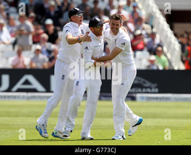 James Anderson, in Inghilterra, celebra la presa del wicket degli indiani Cheteshwar Pujara con i compagni di squadra Joe Root (a sinistra) e Ian dell'Inghilterra Campana (al centro) che ha preso la presa Foto Stock