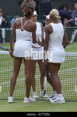 SOLO PER USO EDITORIALE, NON PER USO COMMERCIALE. Anna Kournikova dalla Russia e Chanda Rubin dall'America (di fronte) scuotono le mani attraverso la rete con le loro Ladies' Doubles semi finale avversari Serena e Venus Williams dagli Stati Uniti a Wimbledon. * la sorella Williams ha vinto in tre set 6:7/6:0/6:3. Foto Stock