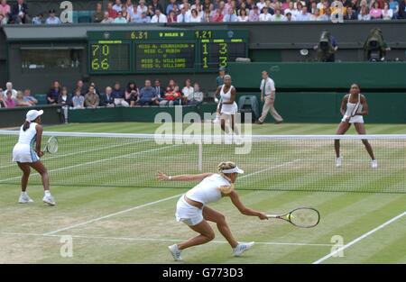 Anna Kournikova dalla Russia e Chanda Rubin (a sinistra) dall'America (a destra) in azione durante la semifinale di Ladies' Doubles contro Serena e Venus Williams dagli Stati Uniti a Wimbledon. * la sorella Williams ha vinto in tre set 6:7/6:0/6:3. Foto Stock