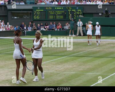 Serena e sua sorella Venus Williams (a sinistra) degli Stati Uniti giocano nella semifinale delle loro Ladies' Doubles a meno di due ore dalla loro partita nella finale delle Ladies' Singles a Wimbledon. * e' la prima volta in 118 anni che le suore si sono incontrate in finale a Wimbledon. Serena ha vinto in serie 7:6/6:3. I loro avversari doppi sono stati Anna Kournikova dalla Russia e Chanda Rubin dall'America che hanno battuto in tre serie 6:7/6:0/6:3. Foto Stock