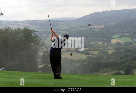 Paul Lawrie of Scotland gioca il suo secondo colpo al secondo durante il secondo round del Wales Open sul campo da golf di Wentwood Hills presso il Celtic Manor Resort vicino a Newport. Foto Stock