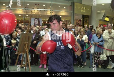 Joe Calzaghe si allena al pubblico nel Capitol Shopping Center nel centro di Cardiff. Calzaghe di Newbridge in Galles è il campione del mondo di Super-Middleweight di WBO e difende il suo titolo contro il puero Rican Miguel Jimenez al Castello di Cardiff sabato 17 agosto 2002. Foto Stock