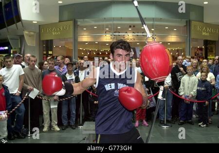 Joe Calzaghe si allena al pubblico nel Capitol Shopping Center nel centro di Cardiff. Calzaghe di Newbridge in Galles è il campione del mondo di Super-Middleweight di WBO e difende il suo titolo contro il puero Rican Miguel Jimenez al Castello di Cardiff sabato 17 agosto 2002. Foto Stock