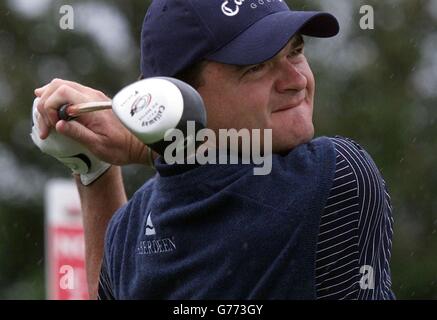Paul Lawrie of Scotland gioca il suo tee shot al secondo durante il secondo round del Wales Open sul campo da golf di Wentwood Hills presso il Celtic Manor Resort vicino a Newport. Foto Stock