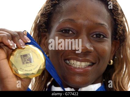 Ashia Hansen con la medaglia d'oro vinse nel Triple Jump ai Campionati europei di atletica allo Stadio Olimpico di Monaco, Germania. 31/12/02 : Ashia Hansen che è diventato membro dell'Ordine dell'Impero britannico (MBE) nella lista degli onori di Capodanno pubblicata oggi. Foto Stock