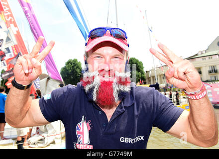 La Gran Bretagna Ollie Phillips festeggia alla fine della gara del Clipper Round il World Race Finish a Londra. Foto Stock