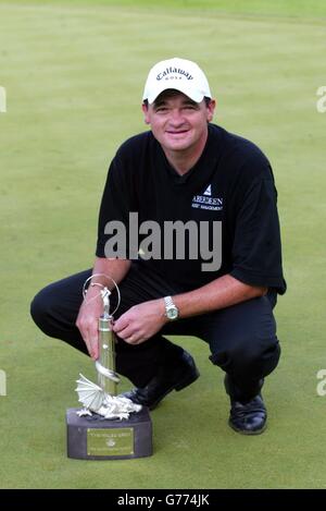 Paul Lawrie, scozzese, si accovacciò accanto al trofeo dopo aver vinto il Wales Open a Celtic Manor, Newport. Foto Stock