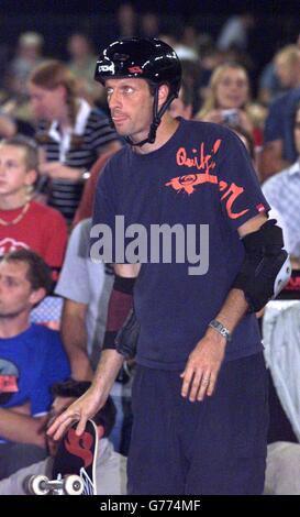 Il leggendario skateboarder statunitense Tony Hawk durante il World Sk8 Masterz (World Skate Masters) alla London Arena, Docklands, Londra. Hawk detiene il record di produrre un giro di 900 gradi in aria media, che ha compiuto al 12 ° annuale X-Games a San-Francisco nel 1999. Hawk è in competizione nel Regno Unito per la prima volta in sette anni ed è affiancato da 9 dei migliori skateboarder al mondo. Foto Stock