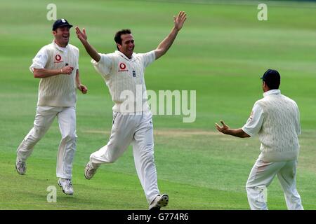 In Inghilterra Michael Vaughan (centro) corre in festa, verso il capitano Nasser Hussain (a destra) con il compagno di squadra Craig White (a sinistra), dopo aver fatto un bowling pulito, il battitore indiano Sachin Tendulkar per il 91 durante il quinto e ultimo giorno del secondo match di prova nPower tra Inghilterra e India a Trent Bridge. Foto Stock