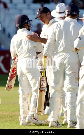 Phartev Patel (a sinistra), il guardiano indiano di 17 anni, si congratula con il capitano d'Inghilterra Nasser Hussain dopo che la partita si conclude in un'estrazione il quinto giorno del secondo test di npower tra l'Inghilterra e l'India a Trent Bridge, Nottingham. Foto Stock