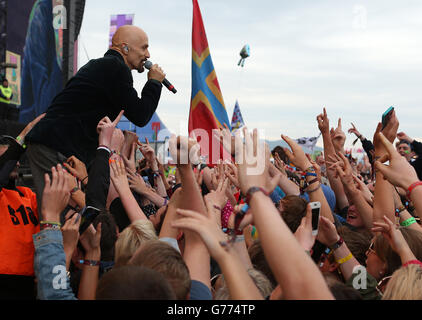 Tim Booth di James si esibisce sul palco principale al festival T in the Park, che si tiene al Balado Park di Kinross, Scozia. Foto Stock