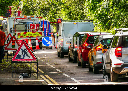 Inceppamento di traffico a causa di semafori provvisori a lavori stradali Blake Hall Road, Wanstead, London E11 Foto Stock