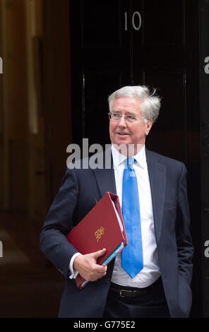 Il nuovo Segretario alla Difesa Michael Fallon lascia Downing Street, Londra, in veste di primo Ministro David Cameron che ha iniziato a mettere in atto la sua nuova squadra ministeriale. Foto Stock