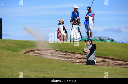 Il Rory McIlroy dell'Irlanda del Nord esce da un bunker durante il terzo giorno di pratica dell'Open Championship 2014 al Royal Liverpool Golf Club, Hoylake. Foto Stock