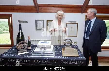 La Duchessa di Cornovaglia con Bob Lindow di Camel Valley durante la sua visita al Camel Valley Vineyard vicino Bodmin in Cornovaglia. Foto Stock