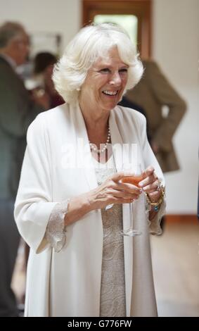 La Duchessa di Cornovaglia gode di un bicchiere di vino della Valle del cammello mentre si visita il vigneto della Valle del cammello vicino a Bodmin in Cornovaglia. Foto Stock