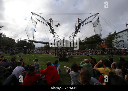 La folla guarda stasera lo spettacolo teatrale acrobatico all'aperto, HALLALI, parte del Galway International Arts Festival nella città di Eyre Square. Foto Stock