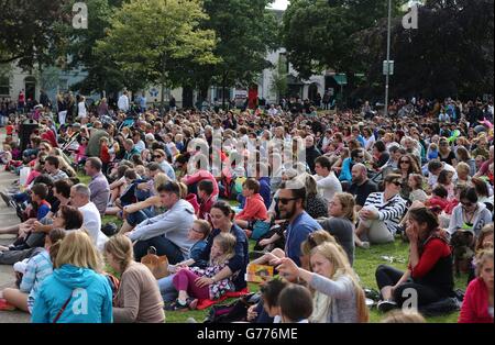 La folla guarda stasera lo spettacolo teatrale acrobatico all'aperto, HALLALI, parte del Galway International Arts Festival nella città di Eyre Square. Foto Stock