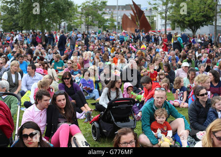 La folla guarda stasera lo spettacolo teatrale acrobatico all'aperto, HALLALI, parte del Galway International Arts Festival nella città di Eyre Square. Foto Stock