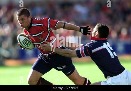 Henry Paul di Gloucester tiene fuori la sfida da Jeremy Staunton di Munster (a destra) durante la loro partita di Heineken Cup Pool Two al Kingsholm Ground di Gloucester. *06/04/04: Henry Paul di Gloucester (a sinistra) che ha firmato un nuovo contratto triennale con Gloucester e promesso di vedere la sua carriera di rugby a Kingsholm. L'accordo, a differenza dell'accordo iniziale di Paul dopo essere entrato a far parte di Gloucester dai giganti della lega Bradford Bulls nell'ottobre 2001, non include i finanziamenti della Rugby Football Union. Foto Stock