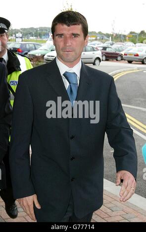 Roy Keane di Manchester United arriva con il solicitor di Manchester United Maurice Watkins, per l'audizione disciplinare di Keane al Reebok Stadium di Bolton. Foto Stock