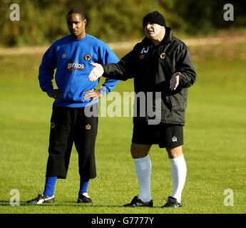 Dave Jones (a destra), direttore di Wolverhampton Wanderers, con il giocatore Paul Ince, dà ai giocatori le istruzioni durante l'allenamento prima di incontrare Stoke City. NESSUN UTILIZZO NON UFFICIALE DEL SITO WEB DEL CLUB. Foto Stock