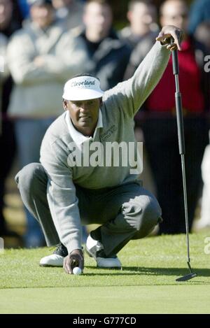 Vijay Singh of Fiji si allinea sul putt dell'11° green durante la sua semifinale contro Ernie Els del Sud Africa nel Cisco World Matchplay a Wentworth, Surrey. Foto Stock