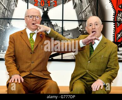 Gilbert & George (a sinistra) siedono di fronte alle loro opere d'arte City Lights, che saranno presenti nella mostra Gilbert & George: IMMAGINI ESPIANTI per la mostra di Londra al White Cube di Bermondsey, Londra. Foto Stock