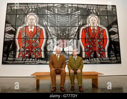 Gilbert & George (a sinistra) siedono di fronte alle loro opere d'arte City Lights, che saranno presenti nella mostra Gilbert & George: IMMAGINI ESPIANTI per la mostra di Londra al White Cube di Bermondsey, Londra. Foto Stock