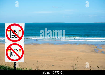 Cartelli di avvertimento per i surfisti a ballybunion sulla wild atlantic modo in Irlanda Foto Stock