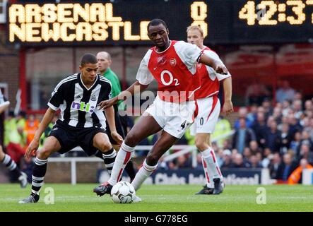 Patrick Vieira dell'Arsenal (centro) in azione contro Jermaine Jenas di Newcastle United, durante la sua partita di premiership fa Barclaycard allo stadio Highbury dell'Arsenal a Londra. Foto Stock