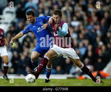 Tomasz Radzinski di Everton si lancia per la palla con Michael Carrick del West Ham United nella loro partita Barclaycard Premiership all'Upton Park di Londra. Foto Stock