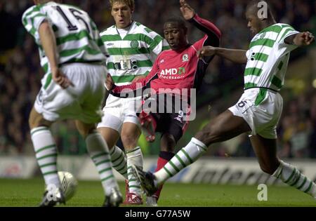 Andrew Cole (al centro) per Blackburn Rovers tiene fuori Ulrik Laursen di Celtic (a sinistra) Stilian Petrov (al centro) e Bobo Blade durante la gara di stasera Celtic v Blackburn RUEFA Cup 2° round 1° tappa allo stadio Celtic Park di Glasgow. Foto Stock