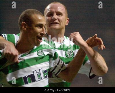 Henrik Larsson di Celtic (a sinistra) celebra il suo obiettivo con il compagno di squadra John Hartson, durante la gara di stasera della Coppa UEFA Celtic contro Blackburn Rovers. Foto Stock