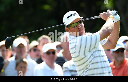 Il Lee Westwood dell'Inghilterra si tee sulla quinta buca durante il secondo giorno dell'Open Championship 2014 al Royal Liverpool Golf Club, Hoylake. Foto Stock