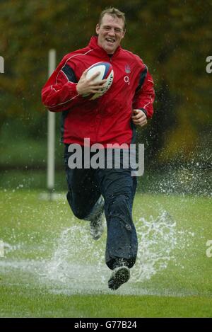 Il giocatore dell'Unione di rugby dell'Inghilterra Mike Tindall fa luce del tempo povero durante una sessione di addestramento al Surrey del parco di Penny Hill Hotel Bagshot. Foto Stock