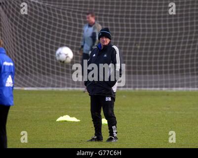 Il manager Newcastle United Bobby Robson guarda come i suoi giocatori si allenano durante una sessione di allenamento al campo di allenamento di Newcastle, prima della partita di campionato UEFA Champions di domani a St James Park contro Inter Millan. * NESSUN UTILIZZO DI SITI WEB/INTERNET A MENO CHE IL SITO NON SIA REGISTRATO PRESSO LA FOOTBALL ASSOCIATION PREMIER LEAGUE Foto Stock